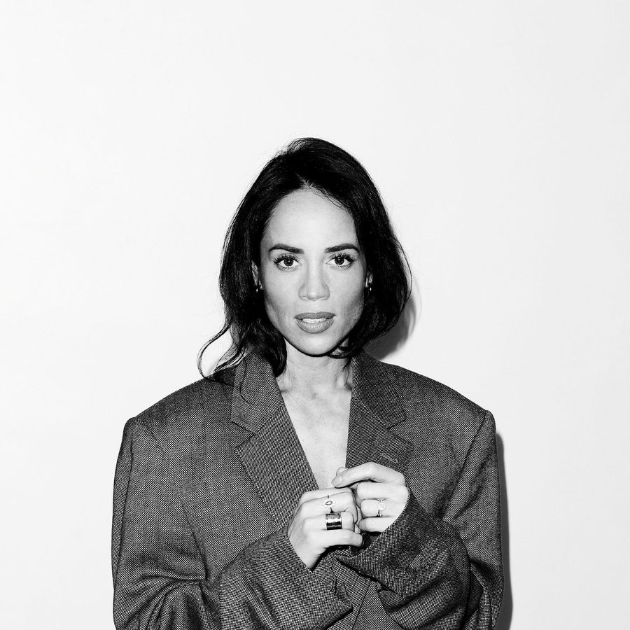 Nienke kijkt serieus naar de camera. De foto is zwart wit en ze heeft een blazer aan.