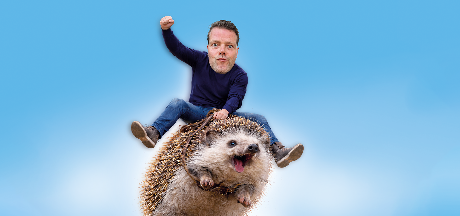 Een man zit op een egel die snel rent. Hij houdt zich vast met een touw die om de egel heen zit. De achtergrond is blauw.