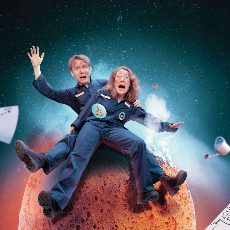 Een vrouw en een man zitten op een planeet en kijken angstig naar de camera.