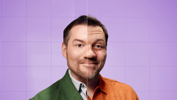 Klaas staat voor een paarse achtergrond met een streep in het midden. Aan de ene kant van het plaatje heeft hij een groen pak aan en is zijn huid glad en aan de andere kant van het plaatje heeft hij een bruine shirt aan met rimpels op zijn voorhoofd.