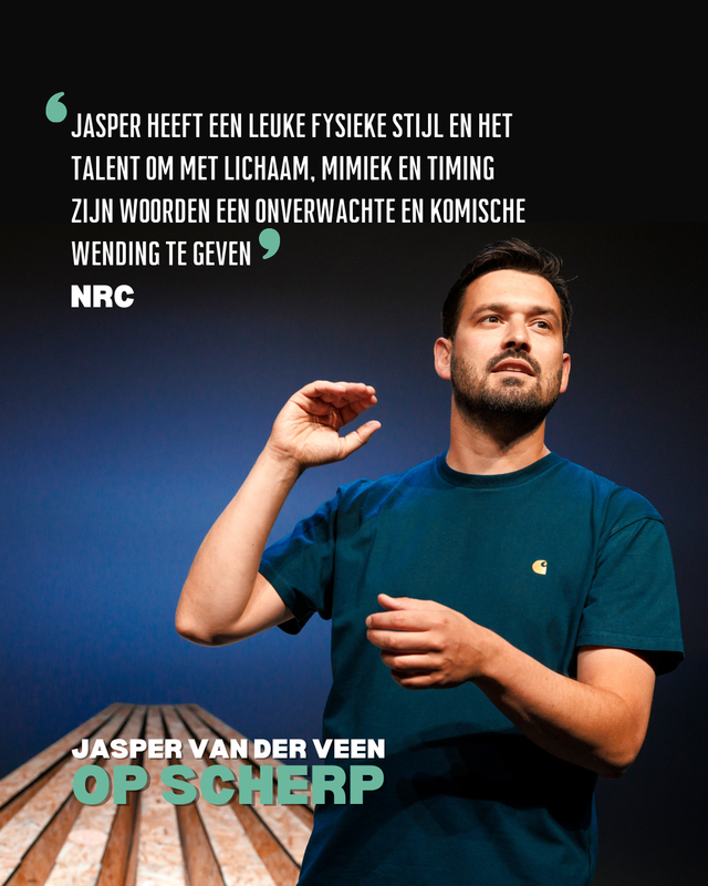 Jasper kijkt serieus en houdt zijn hand op langs zijn hoofd alsof hij iets meetbaars laat zien. Onderin staat de tekst: Jasper van der Veen op scherp, en bovenin staat de tekst: Jasper heeft een leuke fysieke stijl en het talent om met lichaam, mimiek en timing zijn woorden een onverwachte en komische wending te geven. Van NRC.