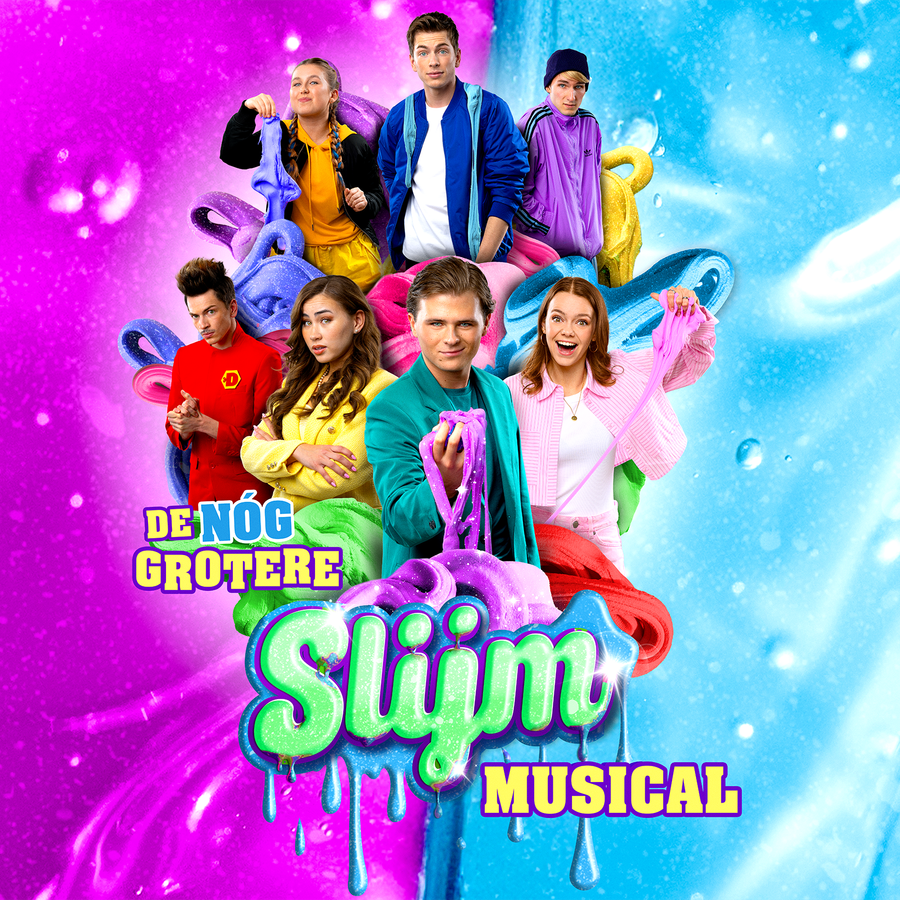 Een affiche met een groep mensen erop. Ze kijken allemaal op een andere manier naar de camera, de ene chagrijnig en de andere lachend.De achtergrond is paars en blauwe slijm en er staat de tekst: De nog grotere slijm musical.