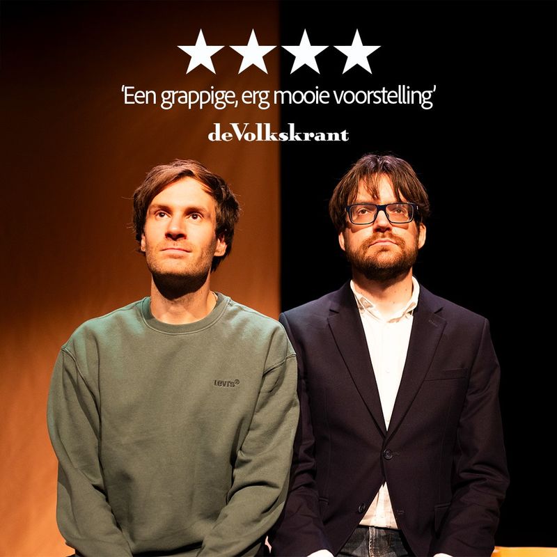 Twee mannen staren naar boven en zitten op het podium. Boven hen staat een persquote: een grappige, erg mooie voorstelling van de Volkskrant.