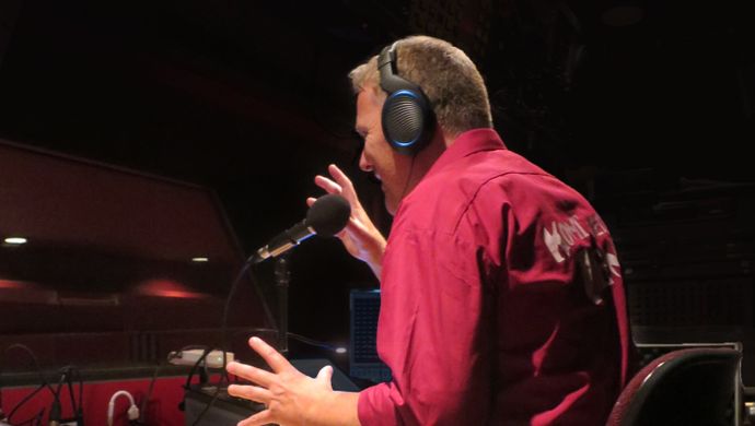 Een medewerker van Komt het Zien vertelt tijdens de voorstelling wat er gebeurd en spreekt in een microfoon. De apparatuur staat in verbinding met de audiokastjes die bezoekers hebben gekregen. 