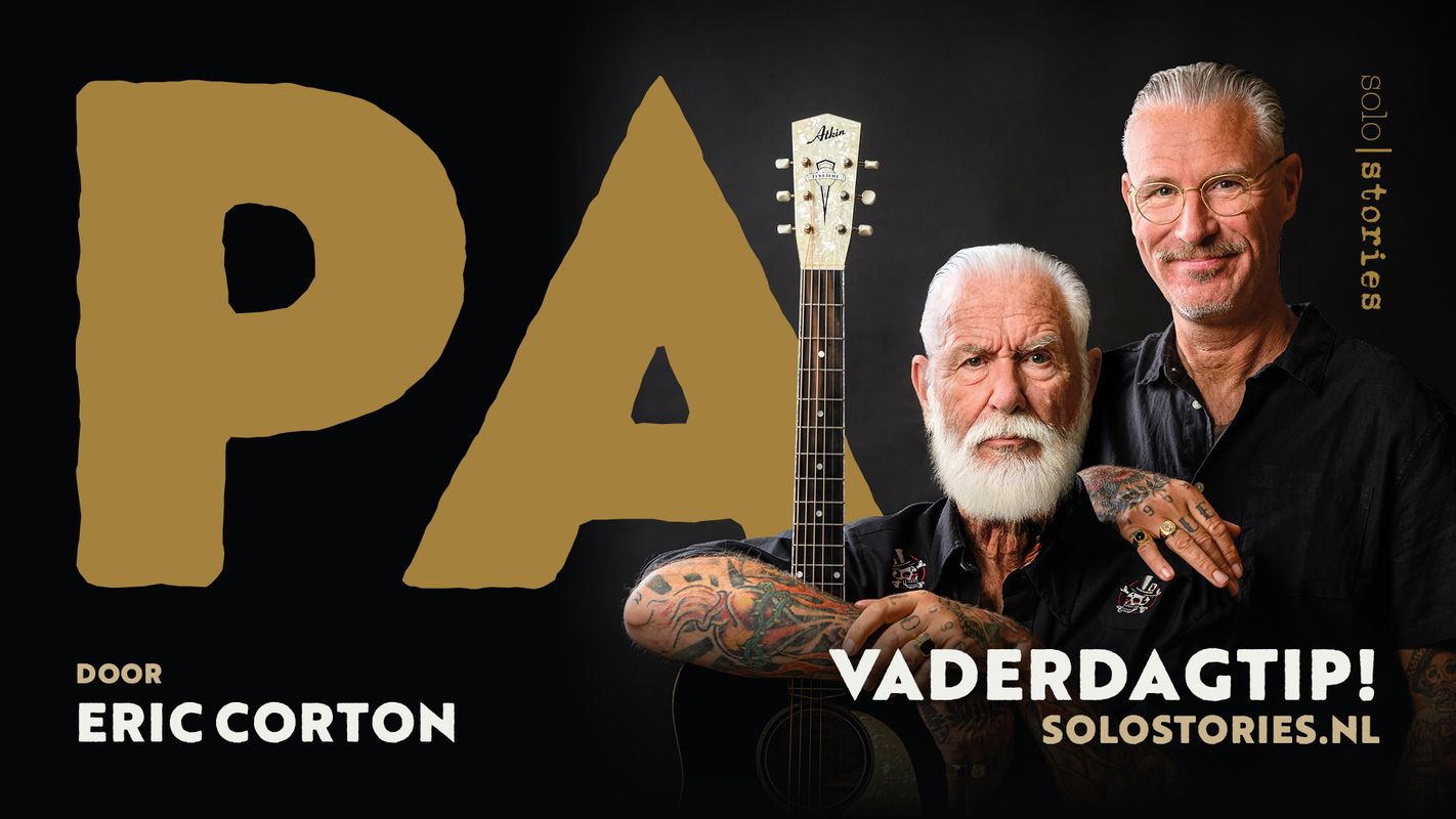 Een vader en een zoon kijken naar de camera en in beeld staan de letters PA.