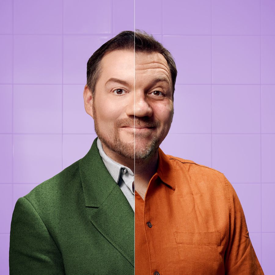 Klaas staat voor een paarse achtergrond met een streep in het midden. Aan de ene kant van het plaatje heeft hij een groen pak aan en is zijn huid glad en aan de andere kant van het plaatje heeft hij een bruine shirt aan met rimpels op zijn voorhoofd.