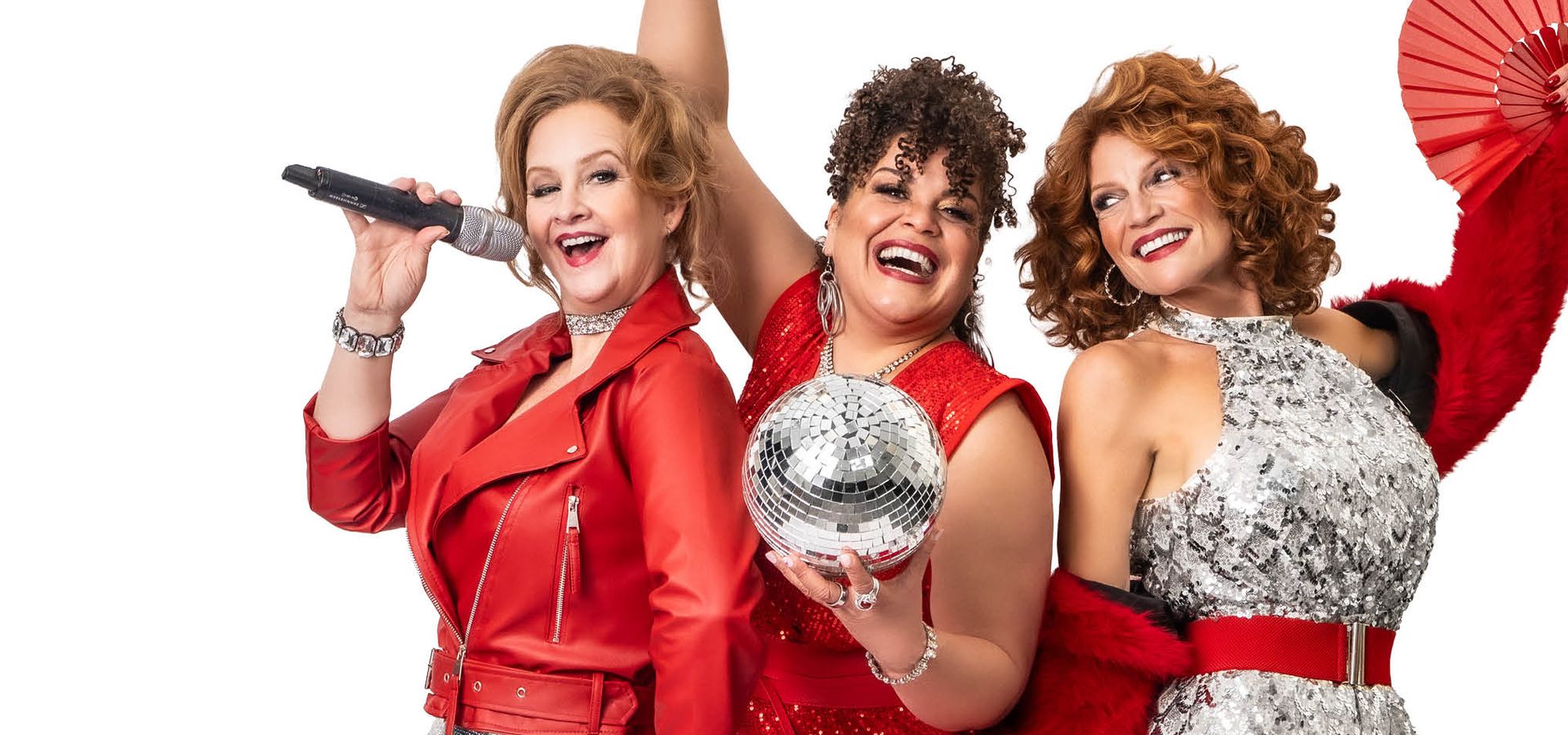 Drie vrouwen in een rood en zilver glitterpak staan lachend bij elkaar. De een houdt een microfoon vast, de ander een discobal en de derde een rode waaier. Boven hun staat de tekst: Girls on fire 3