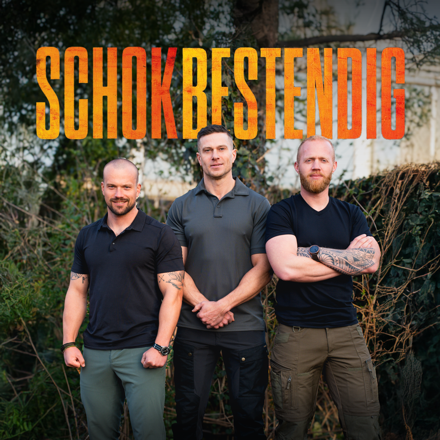 Drie mannen, staand in zwarte polo's, licht glimlachend kijkend in de camera. Met in de foto de tekst Schokbestendig. 