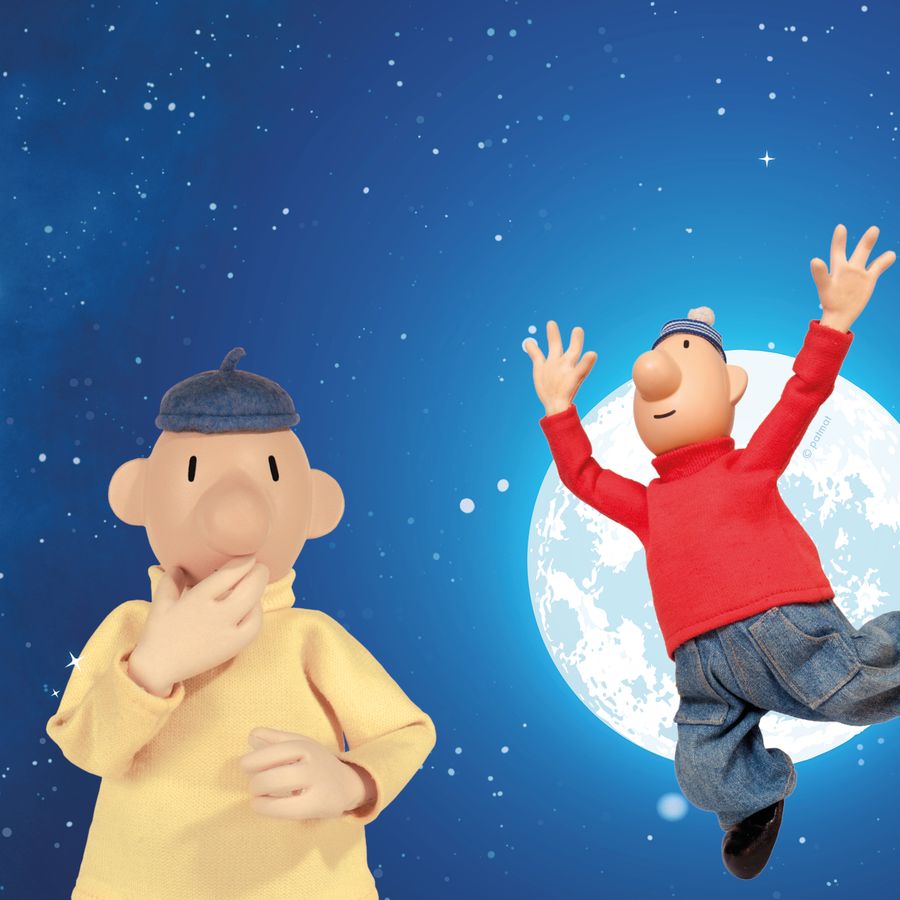 Buurman en Buurman in hun gele en rode truitjes staan voor een blauwe achtergrond met daarop een maan. 