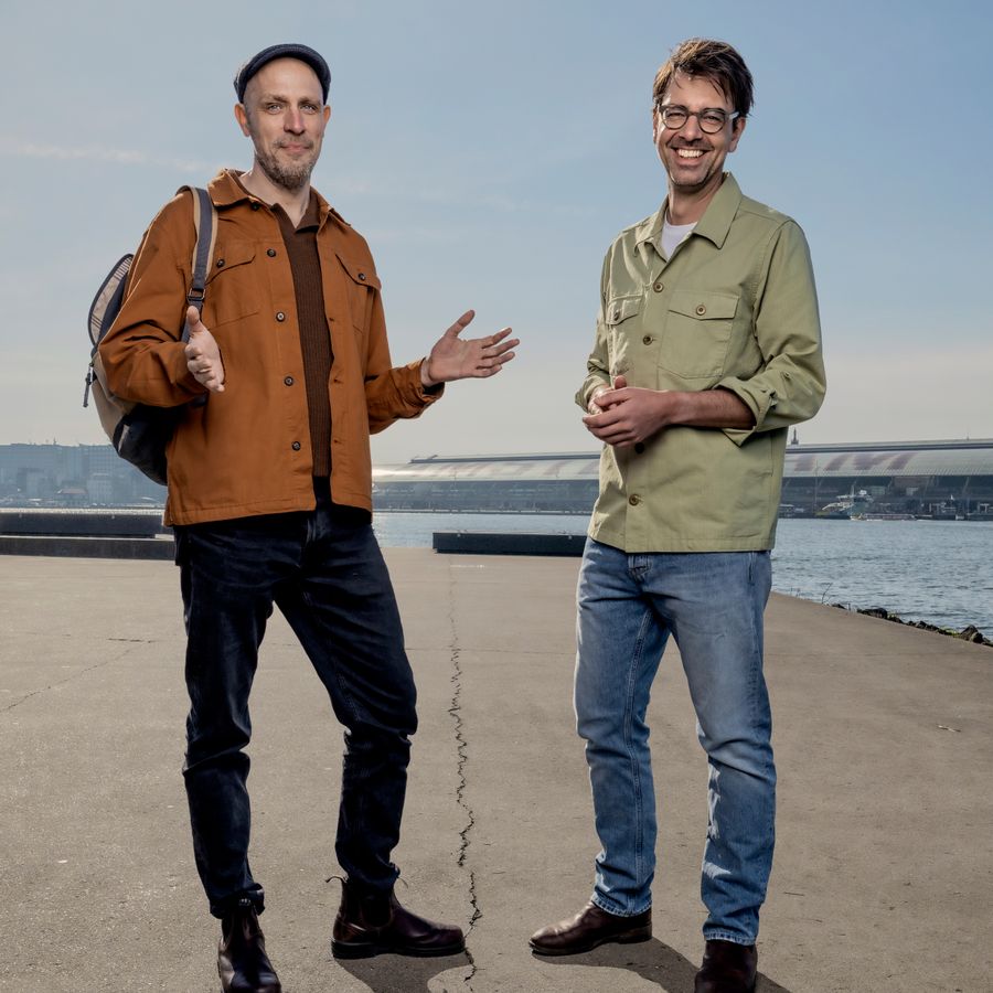 De heren Ruben Terlou en Jelle Brandt Corstius staan naast elkaar op een dijk. 