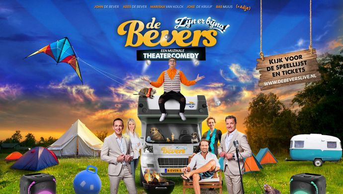 Camper staat op een campingachtig terrein met in de foto de tekst De Bevers zijn er bijna. Op de foto de 5 castleden van de voorstelling zittend en staand rondom de camper. 