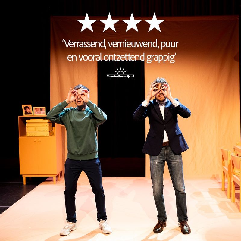 Twee mannen houden hun handen voor hun ogen als een bril en staan in een soort woonkamer op een podium. Ze kijken naar voren en boven hen staat een persquote: verrassend, vernieuwend, puur en vooral ontzettend grappig van theaterparadijs.nl.