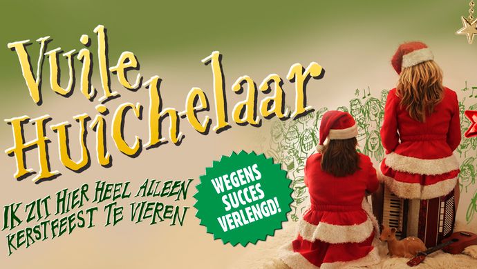 Twee mensen met hun rug naar de camera toe zitten in een kerst outfit. De een zit op de grond en de ander zit op een accordeon. Op het plaatje staat Vuile Huichelaar, Ik zit hier heel alleen kerstfeest te vieren. En er zijn groene poppetjes getekend, alsof die poppetjes voor die twee mensen staan.