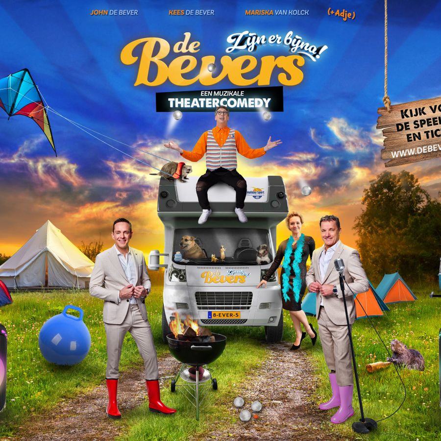 Foto van een campingachtig terrein met rechts een blauw witte caravan en links een tent. In het midden een camper met daarnaast staand de mannen De Bever. Op het dak zit Adje en naast de camper rechts staat Mariska van Kolck. 