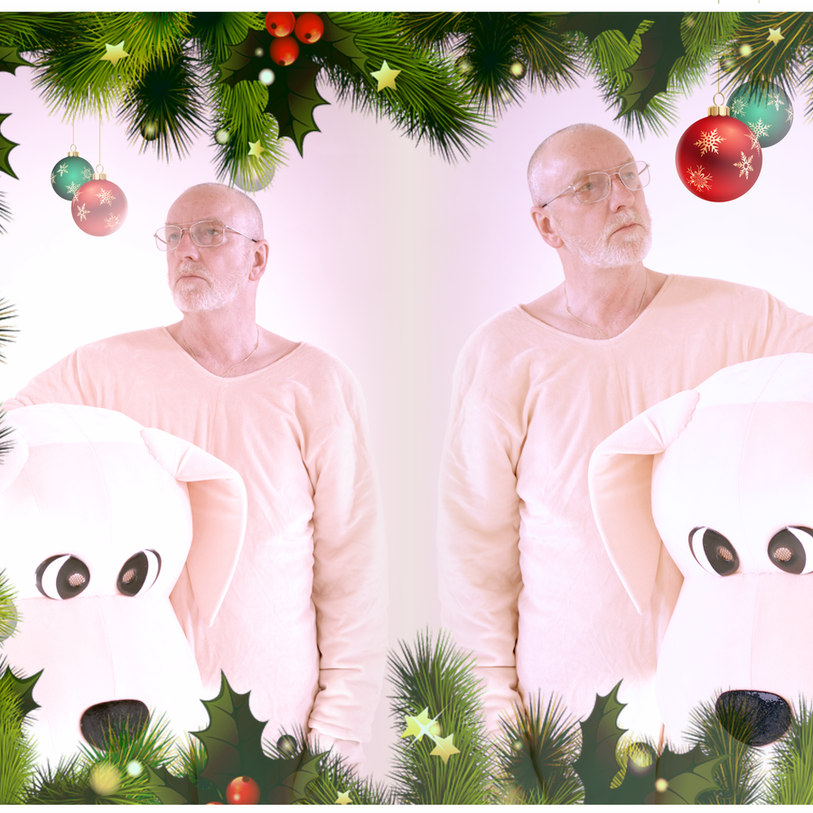 Twee dezelfde mannen gespiegeld in een foto met een rand van kersttakken en ballen. De mannen hebben een licht roze pak aan en houden een  grote honden kop in hun armen als of ze die kop net afgezet hebben. 