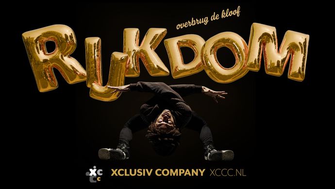 Affichebeeld van Xclusive Company met daarop in gouden folieballonnen geschreven de tekst Rijkdom en een  danser in een hiphop houding daaronder. 