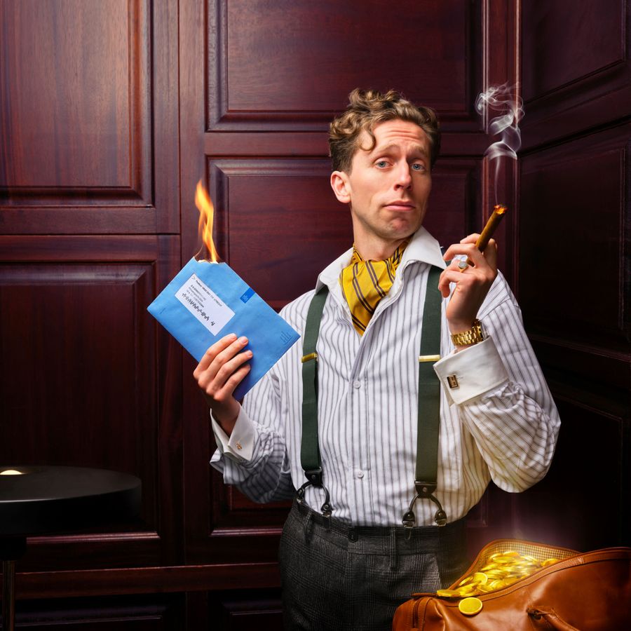 Een man in een nette blouse kijkt onschuldig naar de camera terwijl er een grote tas met gouden munten voor hem staat. Hij heeft een rokende sigaar in de ene hand en in de andere hand houdt hij een blauwe envelop vast.