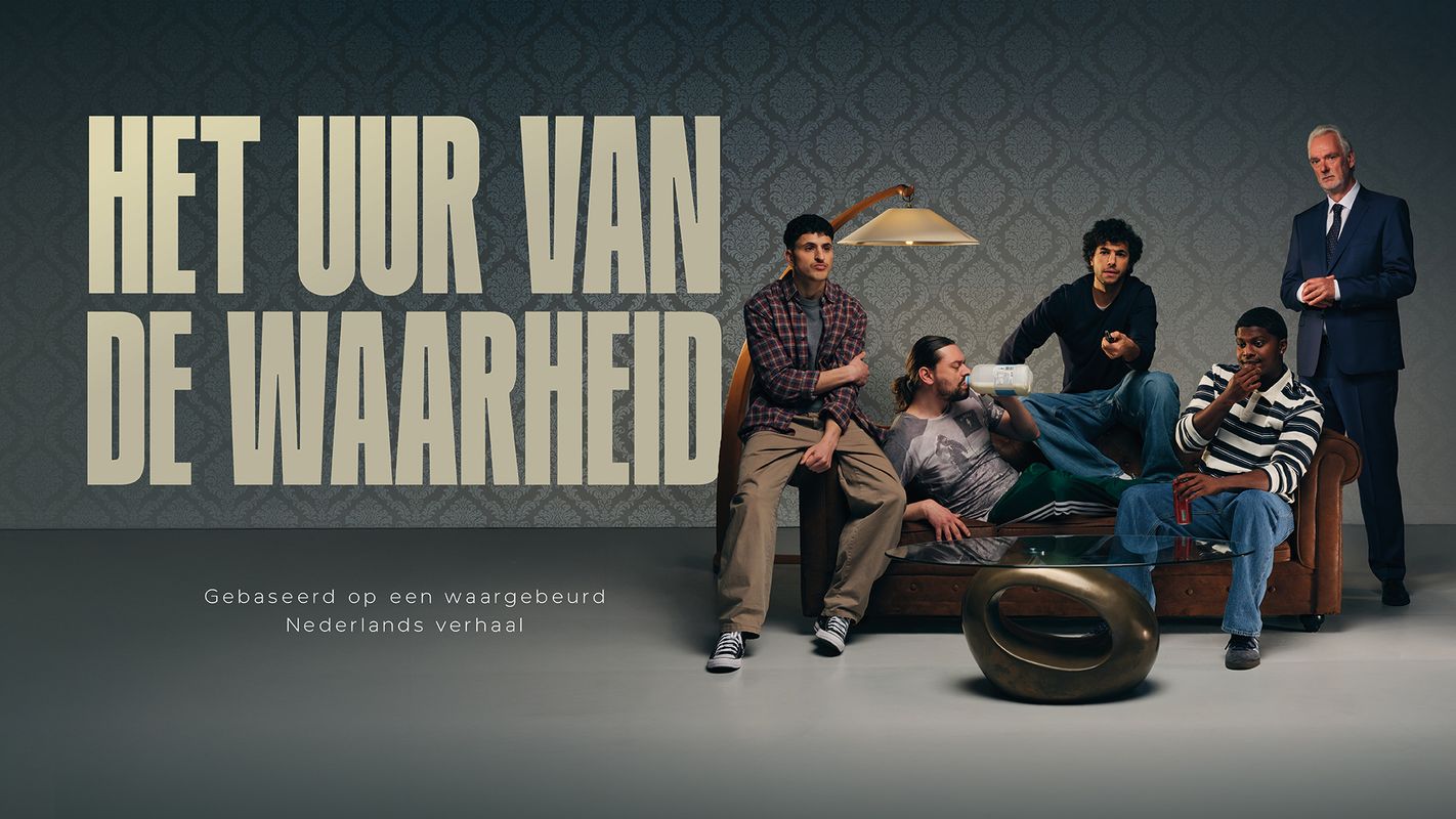 Vier mensen zitten op de bank en kijken wat voor zich uit alsof ze zich vervelen. Naast de bank staat er een man in een blauw pak. Ze staan voor een grijze achtergrond met oud behang en naast de bank staan de letters: Het uur van de waarheid, gebaseerd op een waargebeurd Nederlands verhaal.