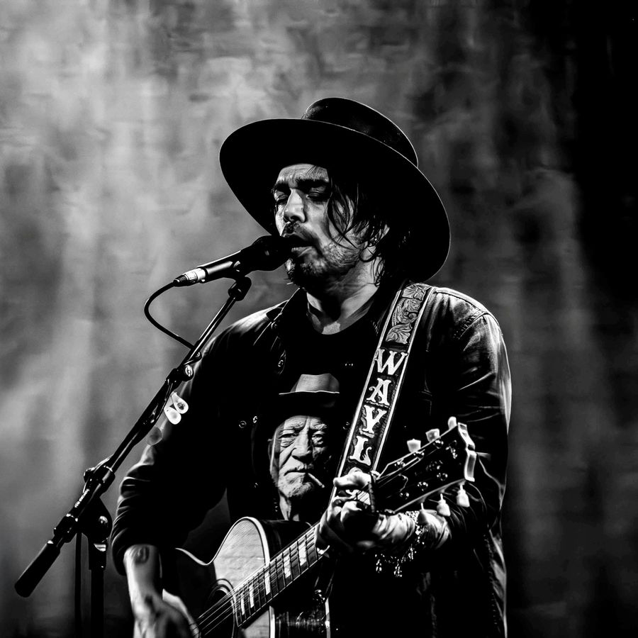 Waylon staat met een gitaar in zijn handen te zingen in een microfoon. Het is een zwartwit foto met op de achtergrond een grijze waas. Hij heeft een hoed op en heeft zijn ogen gesloten.