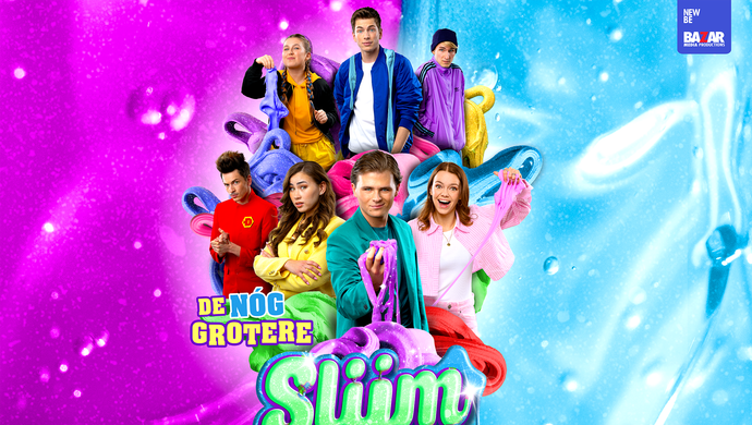 Een affiche met een groep mensen erop. Ze kijken allemaal op een andere manier naar de camera, de ene chagrijnig en de andere lachend.De achtergrond is paars en blauwe slijm en er staat de tekst: De nog grotere slijm musical.