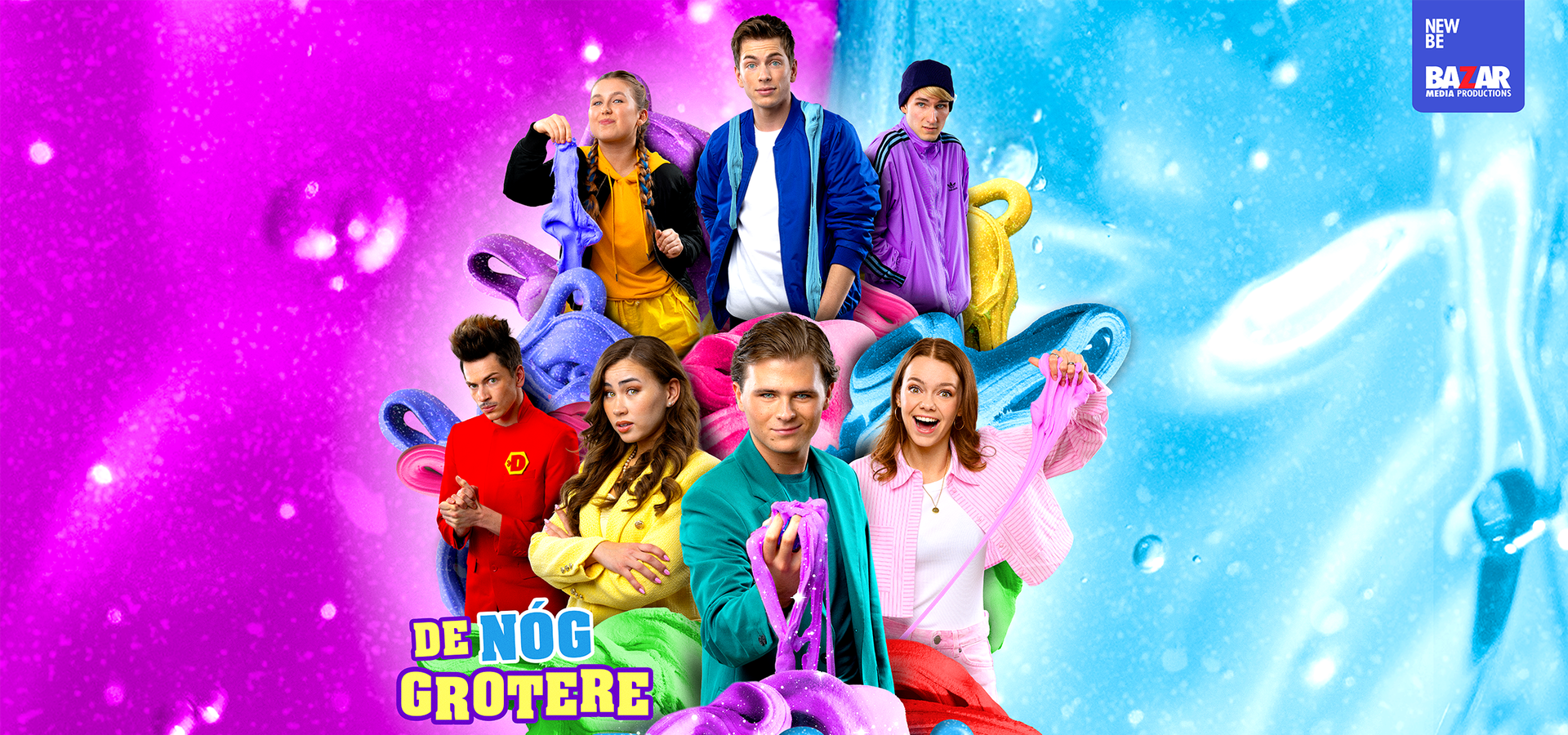 Een affiche met een groep mensen erop. Ze kijken allemaal op een andere manier naar de camera, de ene chagrijnig en de andere lachend.De achtergrond is paars en blauwe slijm en er staat de tekst: De nog grotere slijm musical.