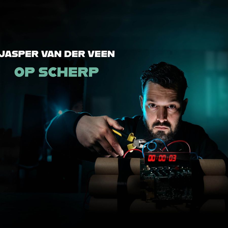 Jasper staat achter een tikkende bom met een tang om een draadje kapot te knippen. Hij kijkt serieus en de achtergrond is geheimzinnig doordat je niet veel ziet in een groene kleur. Bovenin staat de tekst: Jasper van der Veen op scherp.