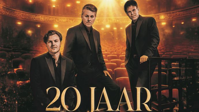 Drie mannen in een theaterzaal. Het is een getekend beeld en ze kijken naar de camera. Onder in het beeld staat 20 jaar 3JS