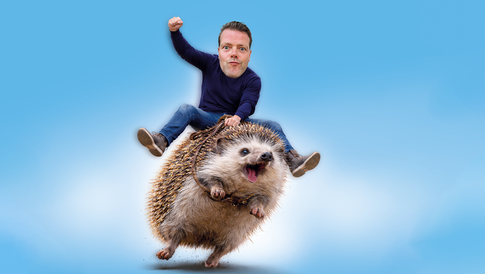 Een man zit op een egel die snel rent. Hij houdt zich vast met een touw die om de egel heen zit. De achtergrond is blauw.