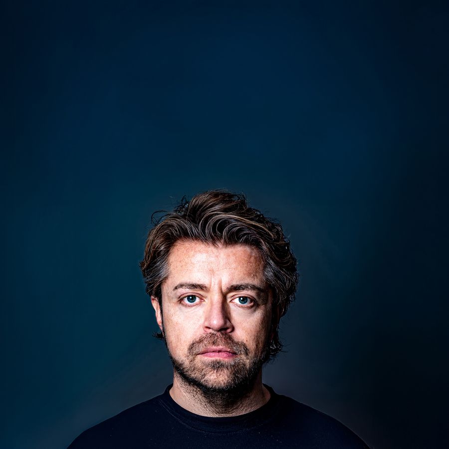 Jonge knul, Daan van der Hoeven met donker bruin haar een een lichte baard met snor kijkt recht in de camera. 