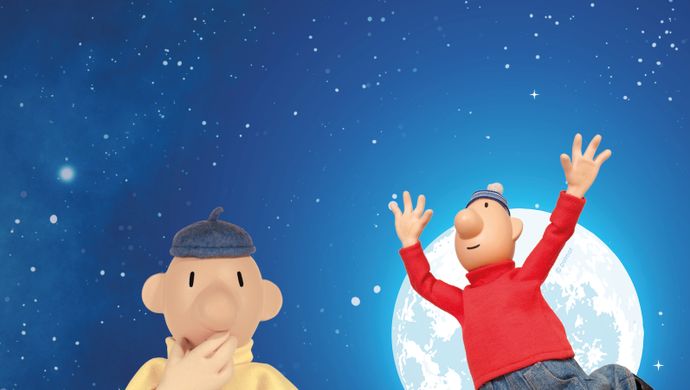 Buurman en Buurman in hun gele en rode truitjes staan voor een blauwe achtergrond met daarop een maan. 