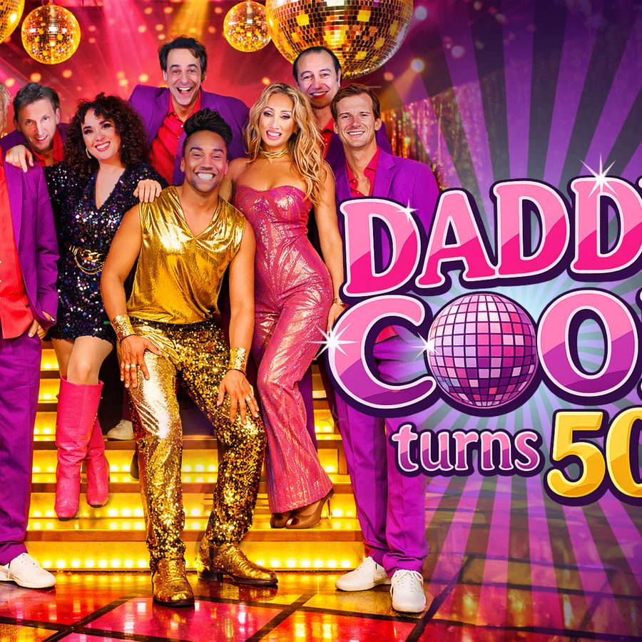 Een groep mensen van 8 mensen staan in glitterpakjes op een disco vloer met disco ballen in de lucht. Op de achtergrond is een gouden trap te zien. De man in het midden is als enige in een gouden glitterpak. De rest van de mannen hebben een paarse pak aan en twee vrouwen hebben een glitterjurk aan. Rechts van de foto staat de tekst: daddy cool turns 50.