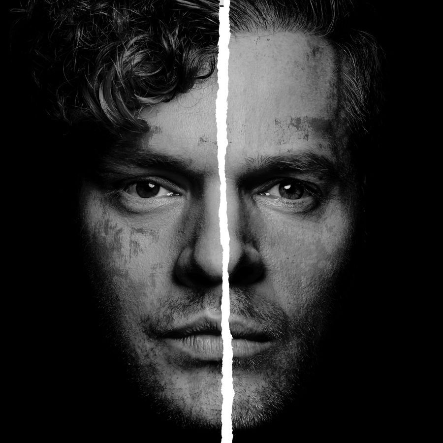 Twee helften van een gezicht die samen één gezicht maken. Het gezicht is grijs en de achtergrond is zwart.