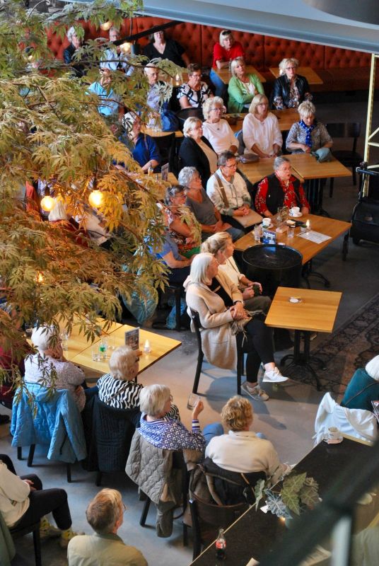 Een groep mensen van bovenaf die meezingen met de muziek.
