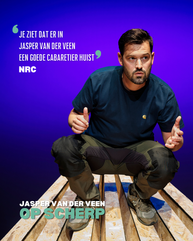 Jasper zit gehurkt op een houten plank en houdt zijn handen voor zich. Hij kijkt heel serieus en een beetje angstig opzij. Bovenin staat de tekst: je ziet dat er in Jasper van der Veen een goede cabaretier huist. Van NRC. Onderin staat de tekst: Jasper van der Veen Op scherp.