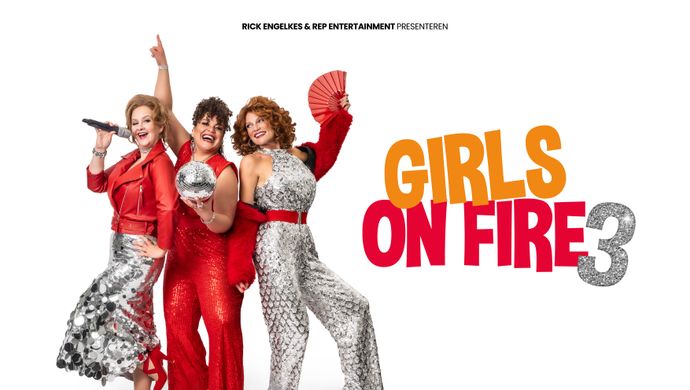 Drie vrouwen in een rood en zilver glitterpak staan lachend bij elkaar. De een houdt een microfoon vast, de ander een discobal en de derde een rode waaier. Naast hun is de tekst: Girls on fire 3 te zien.