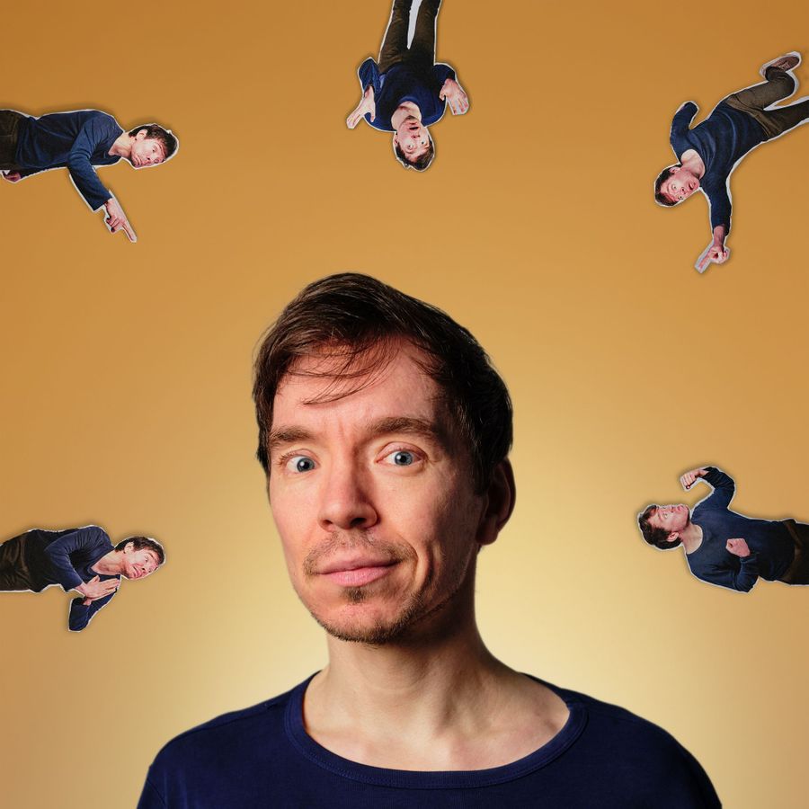 Fabian kijkt een beetje angstig naar de camera. Hij staat voor een gele achtergrond. en om hem heen staan allemaal mini poppetjes van hemzelf die allemaal een andere emotie uitbeelden.
