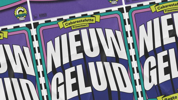 Een aantal affiches met de tekst: Cabarestafette presenteert Nieuw Geluid. Het affiche is met witte blokletters en een paarse achtergrond.
