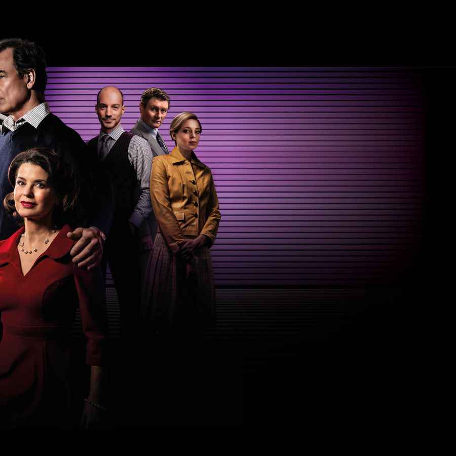 De cast van Dial M for Murder bestaande uit 5 personen, allen chique gekleed en mysterieus kijkend.