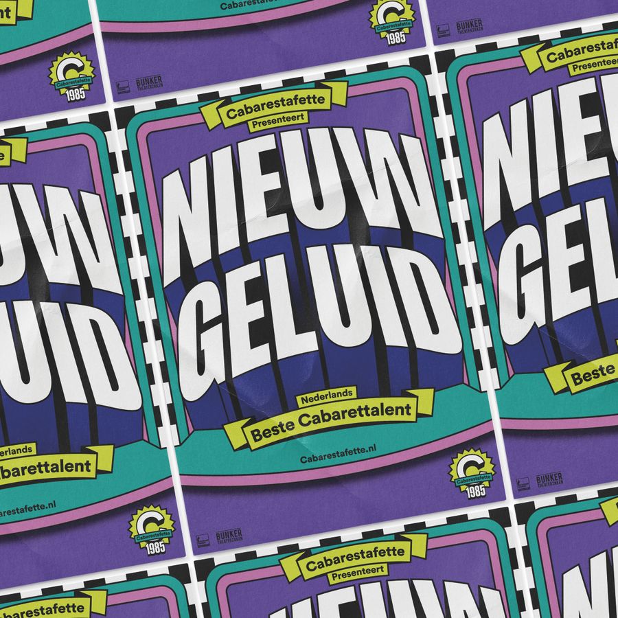 Een aantal affiches met de tekst: Cabarestafette presenteert Nieuw Geluid. Het affiche is met witte blokletters en een paarse achtergrond.