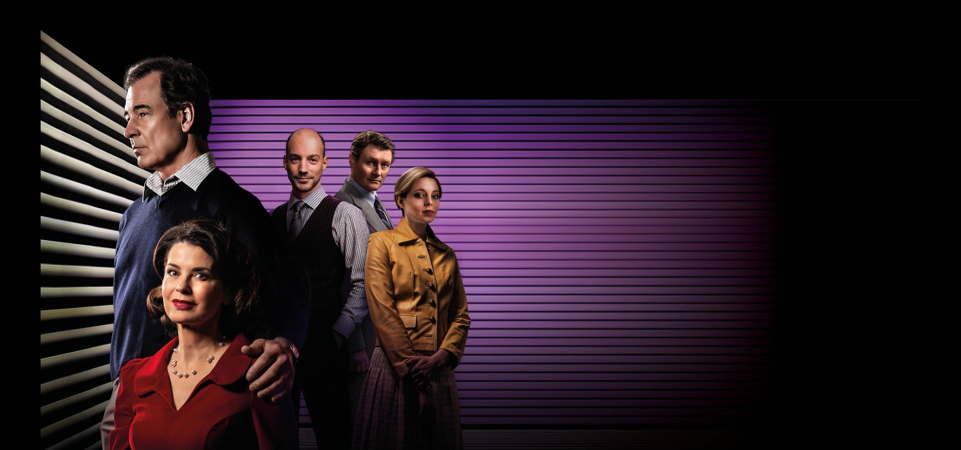 De cast van Dial M for Murder bestaande uit 5 personen, allen chique gekleed en mysterieus kijkend.