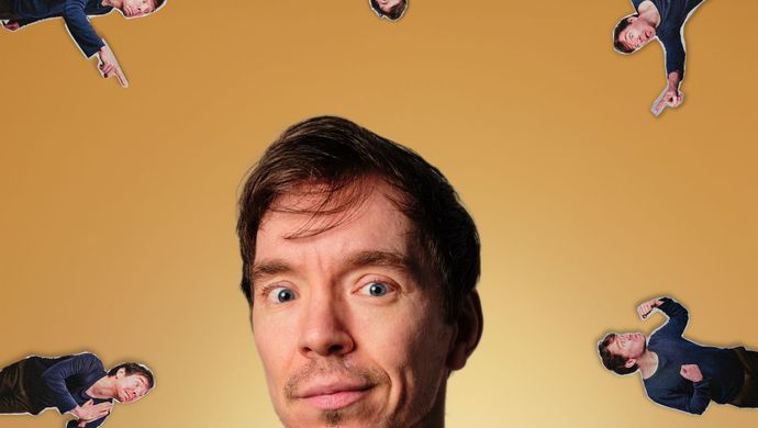 Fabian kijkt een beetje angstig naar de camera. Hij staat voor een gele achtergrond. en om hem heen staan allemaal mini poppetjes van hemzelf die allemaal een andere emotie uitbeelden.